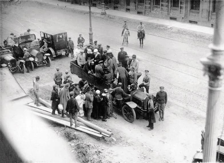 Осуждённых сажают в грузовики