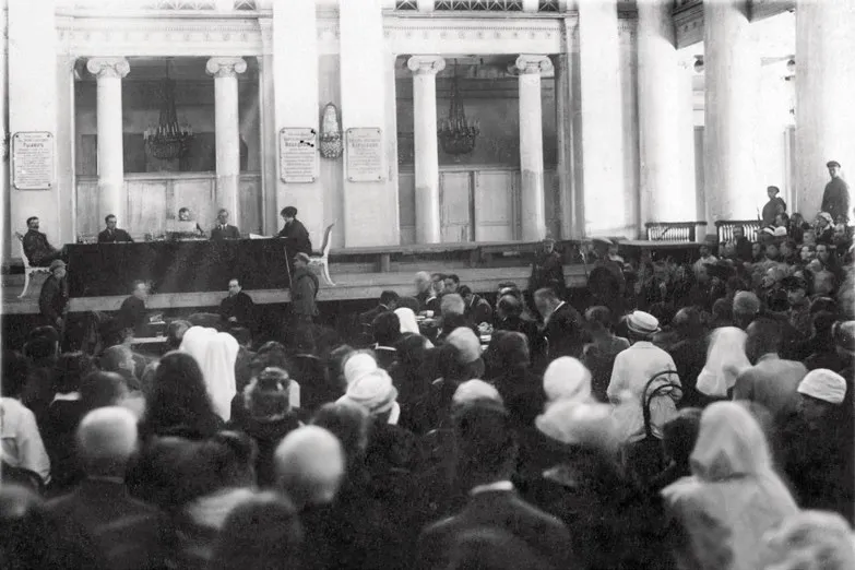 В зале суда. Большой зал Петроградской филармонии