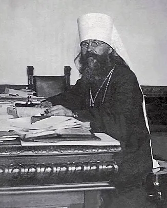 Митрополит Вениамин в рабочем кабинете