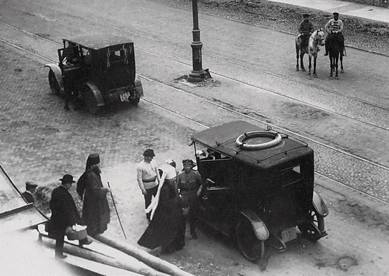 Арестованных митрополита Вениамина и епископа Венедикта сажают в машину